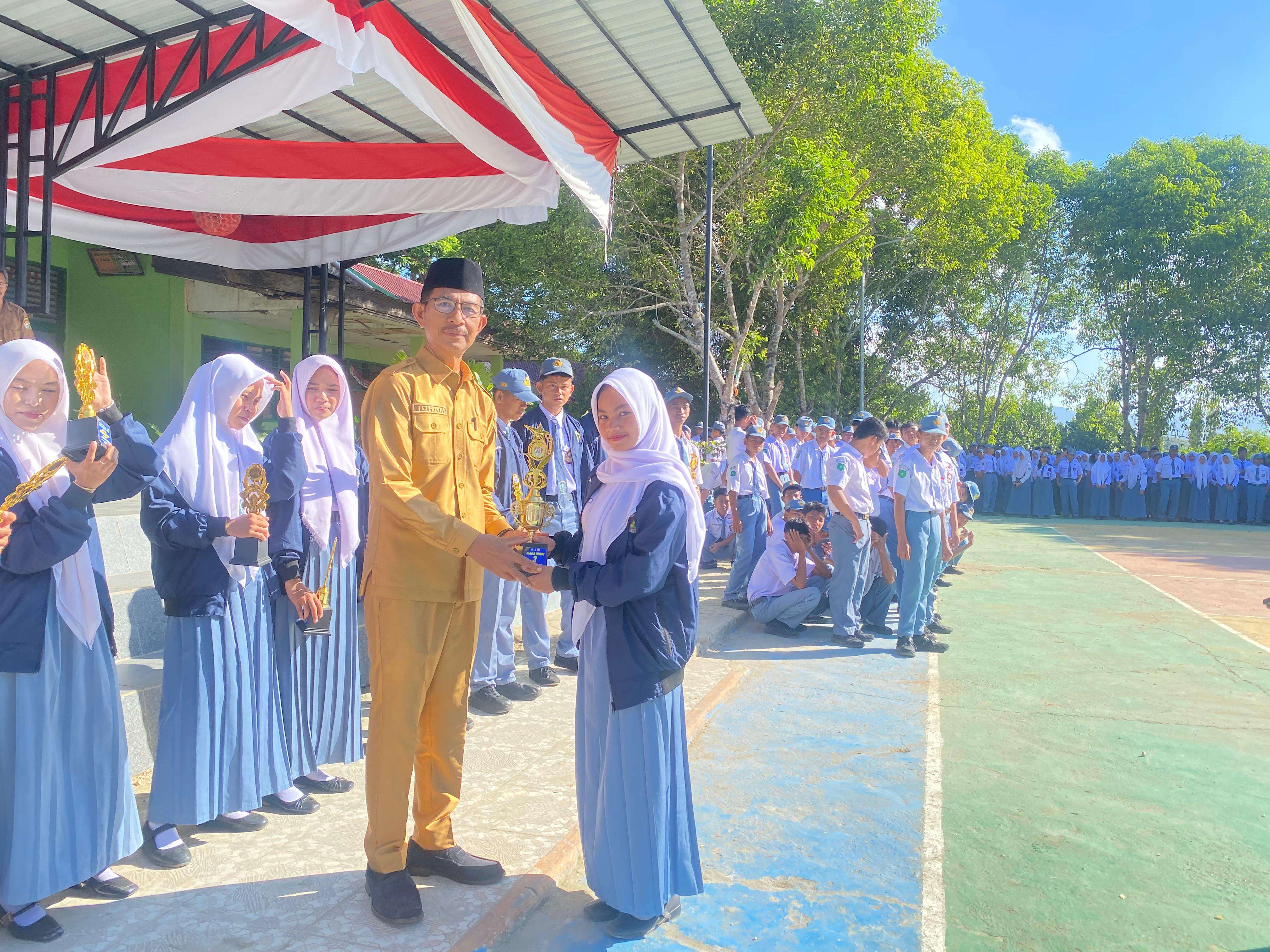 Penyerahan Piagam dan Piala Gold Generation Scout Vol. 3 Pramuka Wonua Sakti